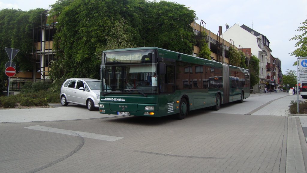 Grner MAN NL Gelenkbus, in Lehrte am 11.08.2010.