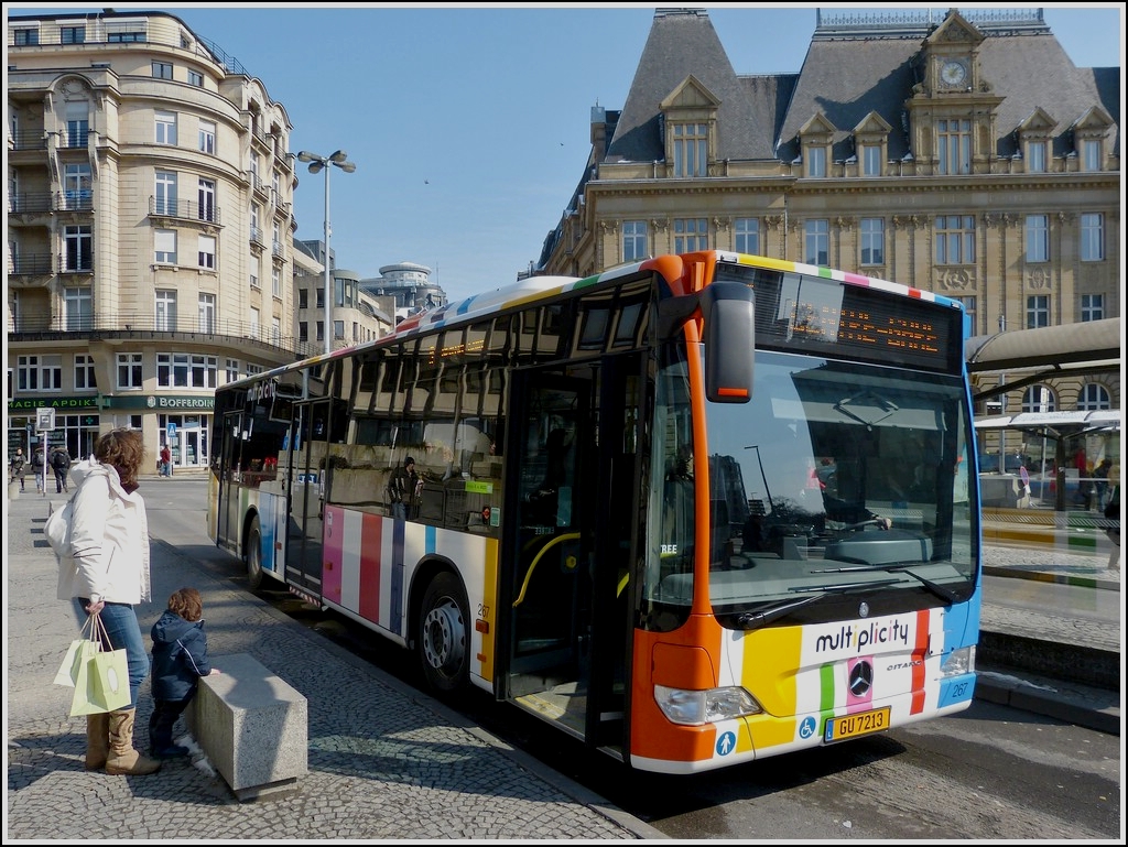 GU 7213, VDL 267,  Mercedes Benz Citaro, kurzer Halt am Busbahnhof der Oberstadt Luxemburg, der place Emile Hamilius (Aldringer), bevor die Reise zum Hauptbahnhof weitergeht.  15.03.2013