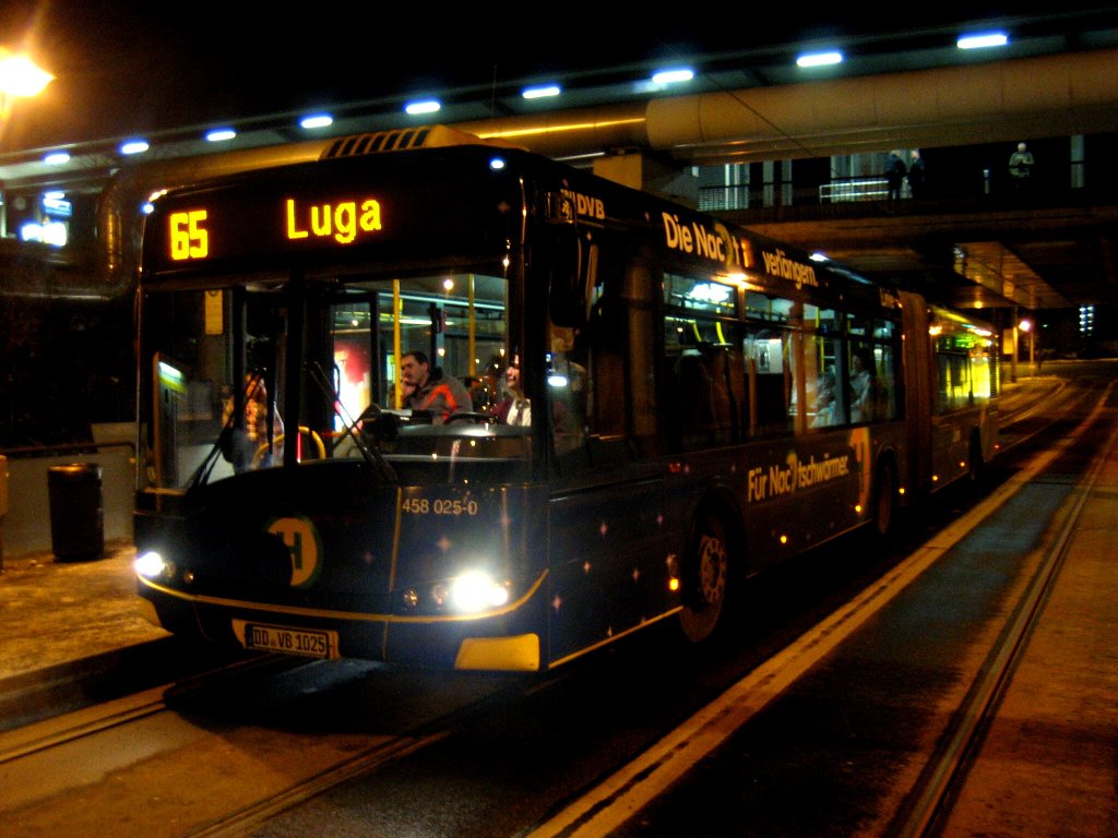 GuteNacht-Bus auf der Linie 65 am Haltepunkt Dobritz