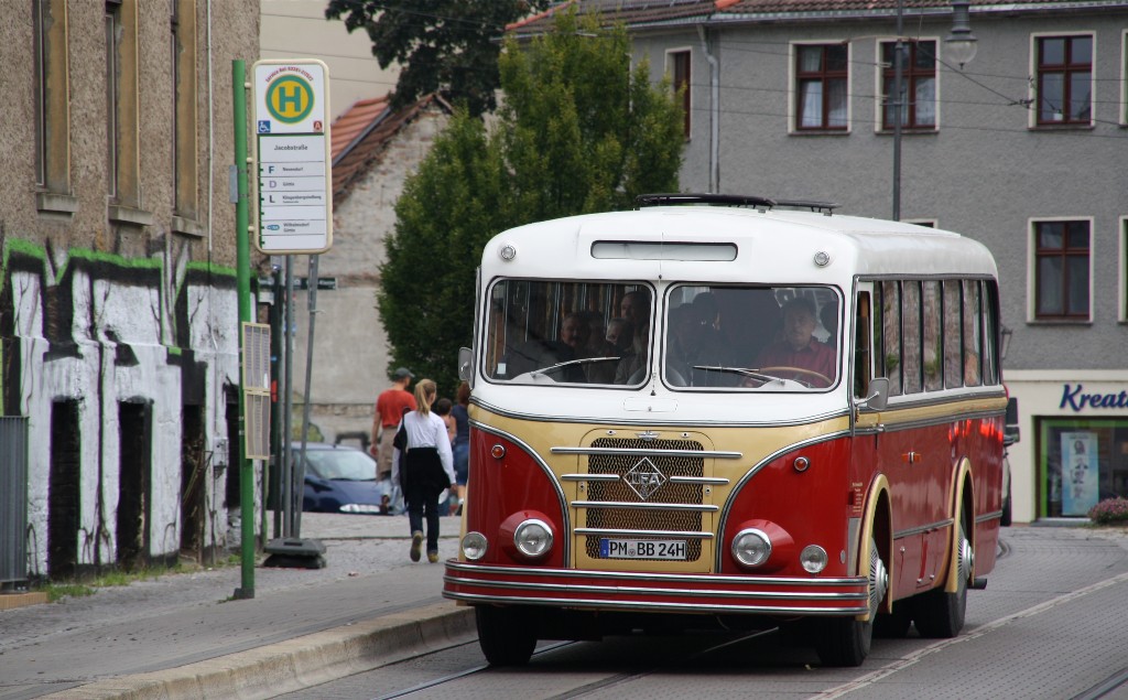 H6 B Bus der Fa. Behrend whrend einer Sonderfahrt durch Brandenburg an der Havel am 08.09.2012.