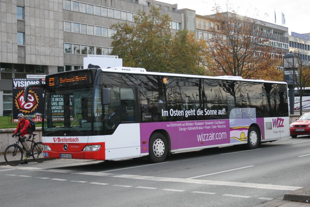 HAM B 1052 mit Werbung fr Wizz Air auf den Weg nach Dortmund Flughafen.
Hier am HBF Dortmund.
31.10.2009

