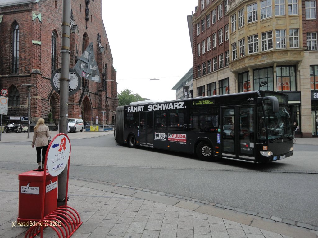 Hamburg: PVG 0855 am 27.6.2012 auf der Metrobuslinie 3 nach Bahrenfeld beim Abbiegen von der Hafencity kommend in die Mnckebergstr. Richtung Rathaus.