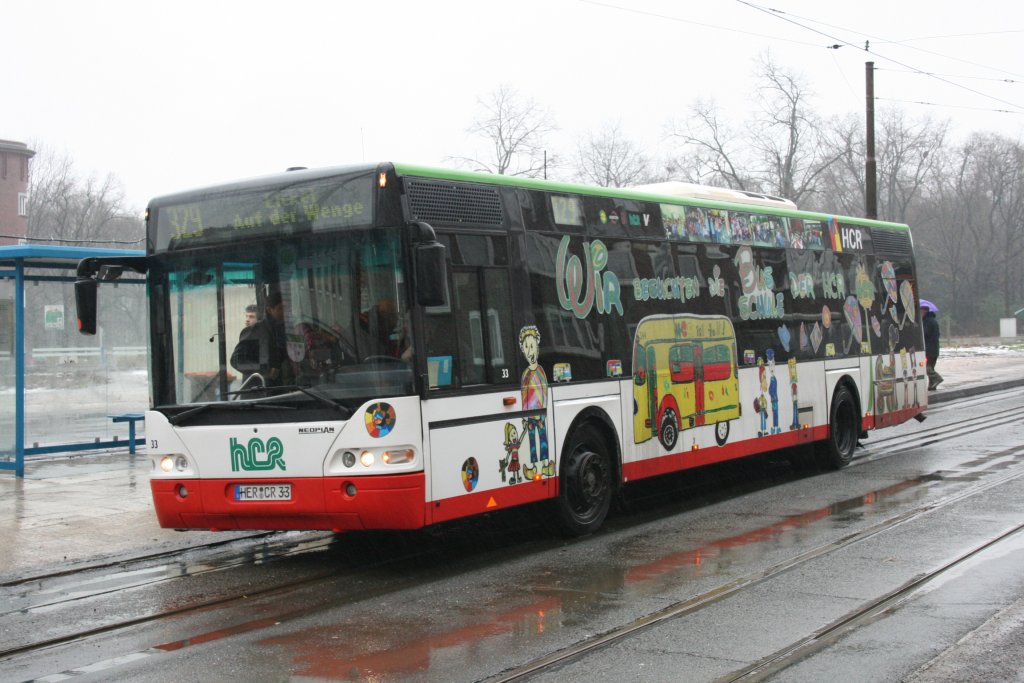 HCR 33 (HER CR 33) mit Werbung fr die Busschule.
Aufgenommen in Wanne Eickel,17.1.2010.