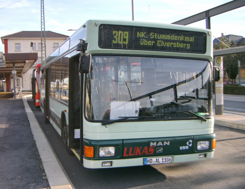HD-AL 1106 (ex NVG-Neunkirchen) auf der Linie 710 Schwetzingen-Hirschacker/Brhl-Mannheim am 20.09.10 in Schwetzingen am Bahnhof. Dass auf der Anzeige 309 NK. Stummdenkmal ber Elversberg draufsteht ist meine Schuld ;-), obwohl ein IBIS von Rhein-Neckar-Bus drin ist, welches aber kein Zugriff auf die Anzeige hat. Etwas spter war die Anzeige wieder leer.