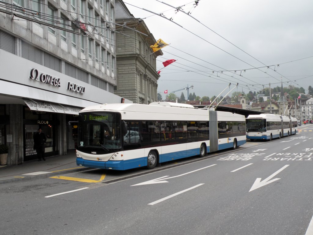 Hess Trolleybus auf der Linie 7 am Bahnhof Luzern Im Hintergrund ein Hess Trolleybus (lighTram 3)auf der Linie 1. Die Aufnahme stammt vom 04.05.2010.