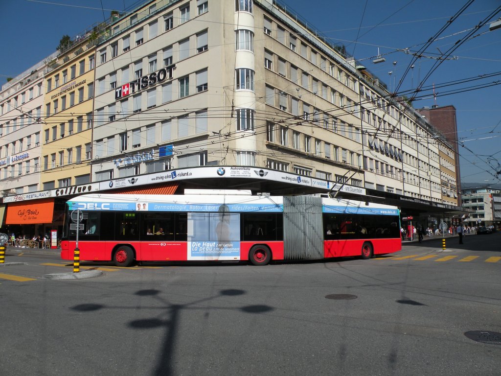 Hess Trolleybus fhrt am Bahnhof Biel ein. Die Aufnahme stammt vom 29.09.2009.