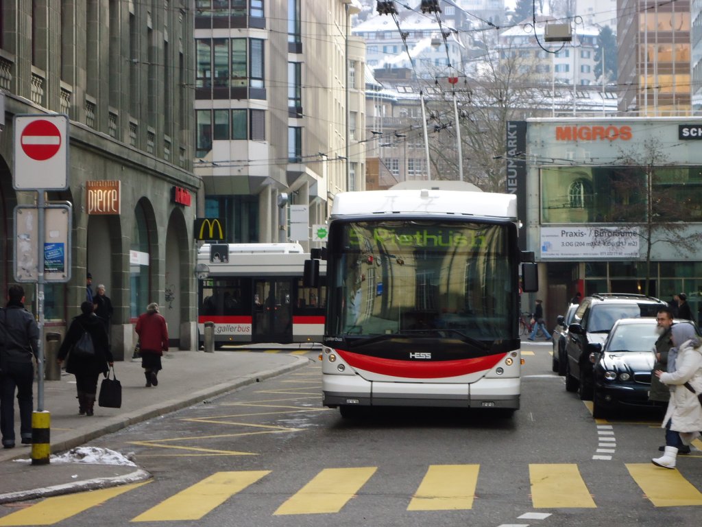 Hess Trolleybus der Linie 5 nach Riethsli, Bahnhof St.Gallen am 3.1.11.