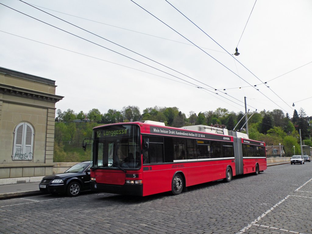 Hess Trolleybus mit der Betriebsnummer 05 auf der Linie 12 bei der Nydegbrcke in Bern. Die Aufnahme stammt vom 14.04.2011.