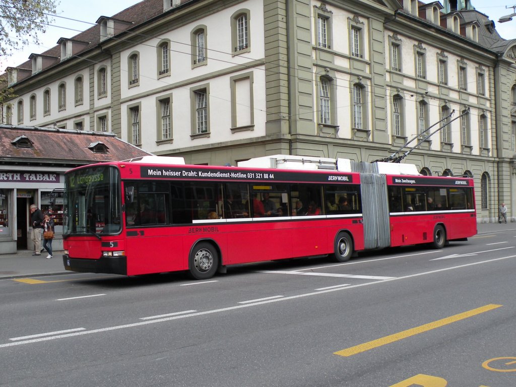 Hess Trolleybus mit der Betriebsnummer 05 auf der Linie 12 am Bahnhof in Bern. Die Aufnahme stammt vom 14.04.2011.