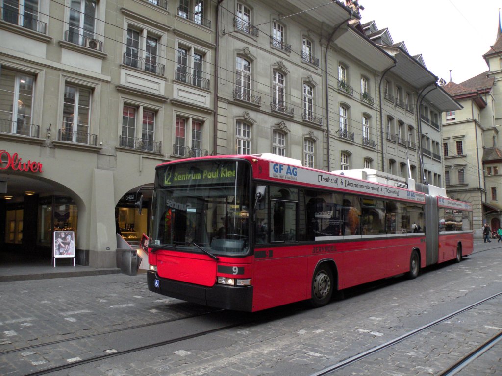 Hess Trolleybus mit der Betriebsnummer 09 auf der Linie 12 beim Kfigturm an der Marktgasse in Bern. Die Aufnahme stammt vom 14.04.2011.