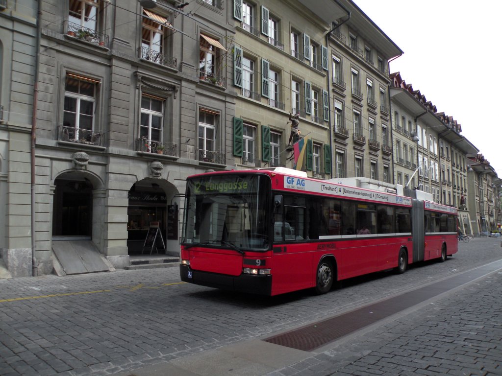 Hess Trolleybus mit der Betriebsnummer 09 auf der Linie 12 an der Kramgasse in Bern. Die Aufnahme stammt vom 14.04.2011.