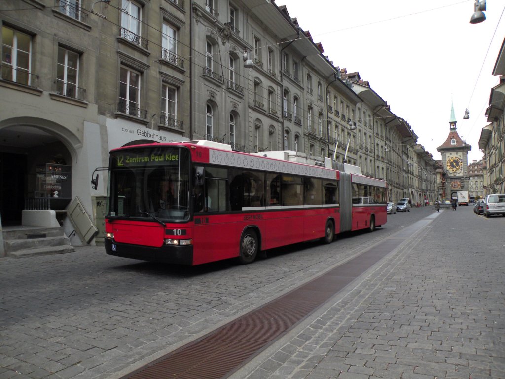 Hess Trolleybus mit der Betriebsnummer 10 auf der Linie 12 in der Nhe des Zytgloggeturms in Bern. Die Aufnahme stammt vom 14.04.2011.