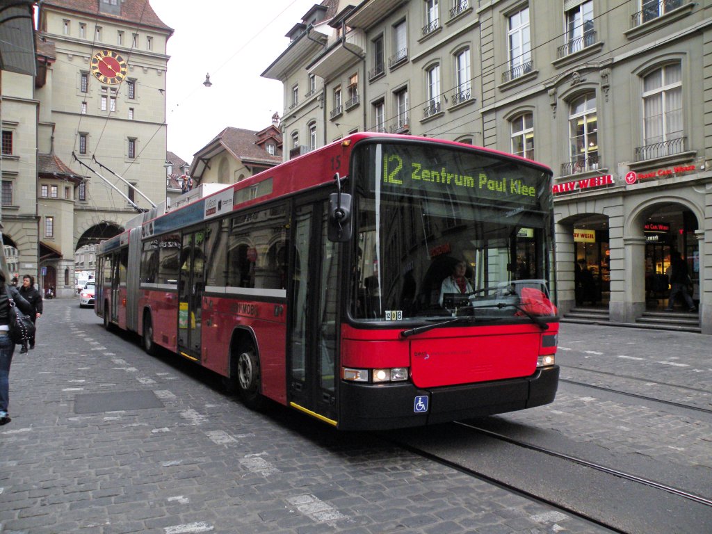 Hess Trolleybus mit der Betriebsnummer 15 auf der Linie 12 beim Kfigturm an der Marktgasse in Bern. Die Aufnahme stammt vom 14.04.2011.