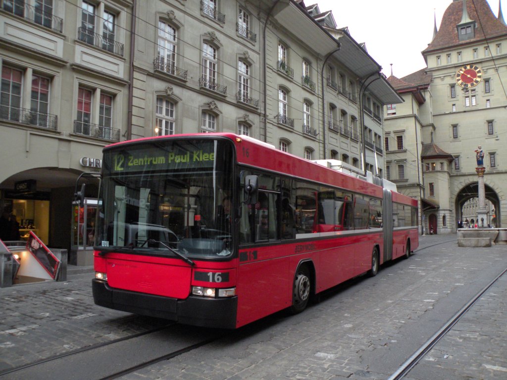 Hess Trolleybus mit der Betriebsnummer 16 auf der Linie 12 beim Kfigturm an der Marktgasse in Bern. Die Aufnahme stammt vom 14.04.2011.