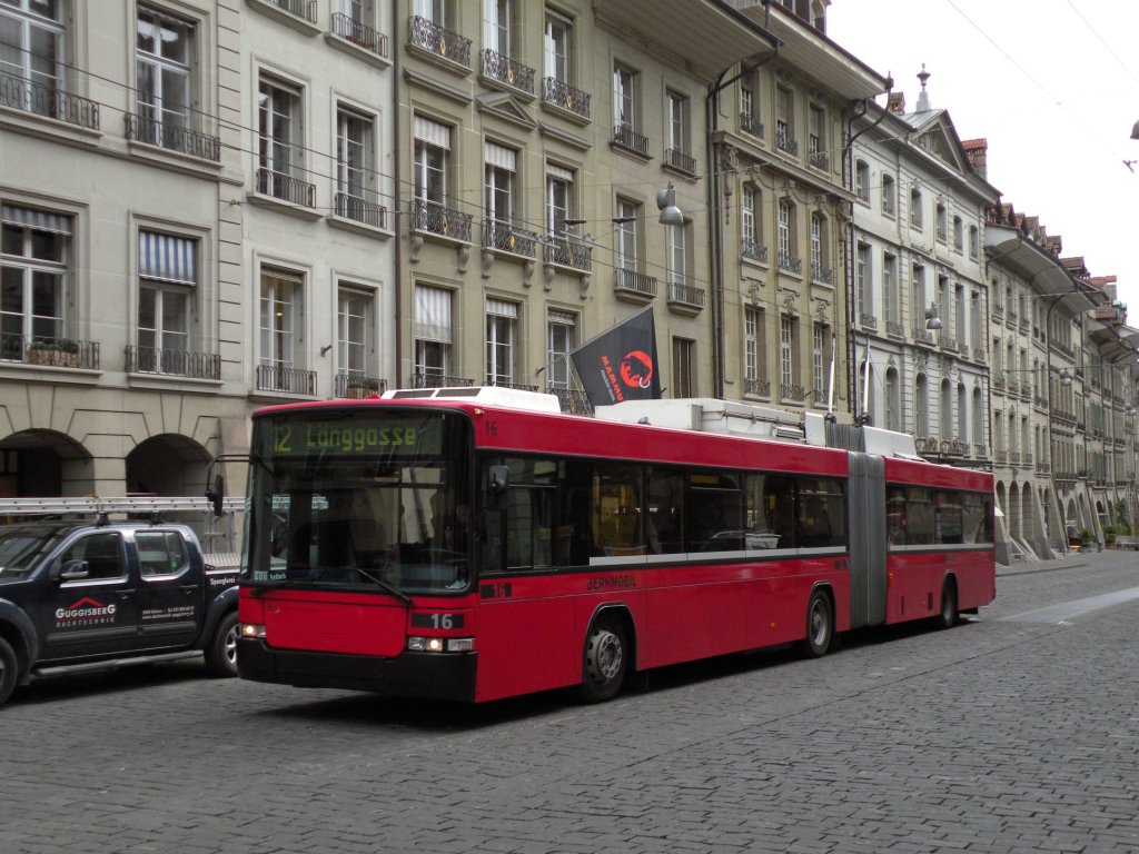 Hess Trolleybus mit der Betriebsnummer 16 auf der Linie 12 in Bern. Die Aufnahme stammt vom 14.04.2011.