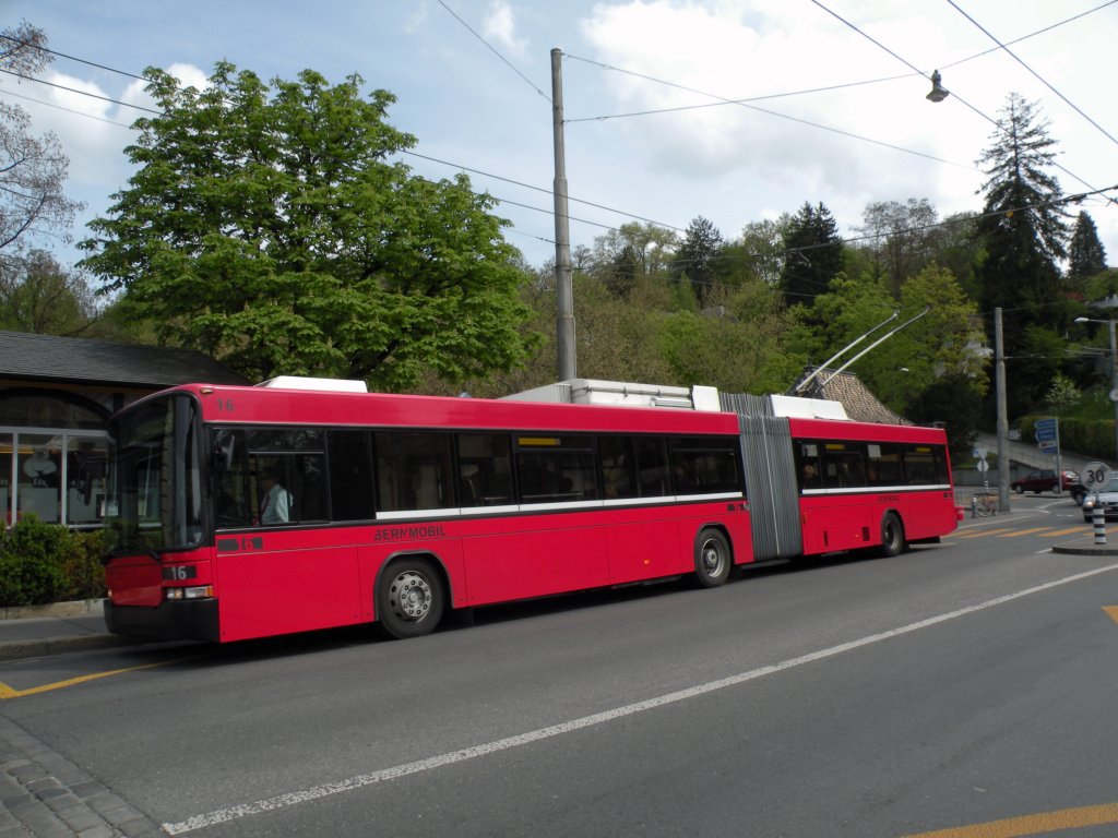 Hess Trolleybus mit der Betriebsnummer 16 auf der Linie 12 bei der Haltestelle beim neuen Brenpark in Bern. Die Aufnahme stammt vom 14.04.2011.