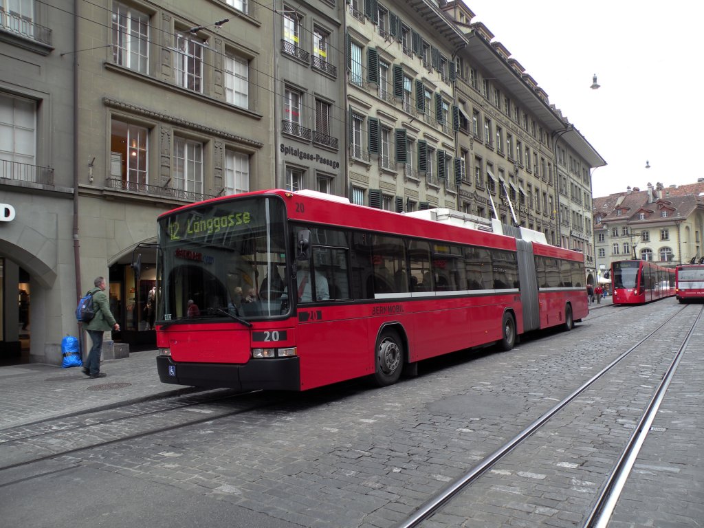 Hess Trolleybus mit der Betriebsnummer 20 auf der Linie 12 an der Spitalgasse in Bern. Die Aufnahme stammt vom 14.04.2011.