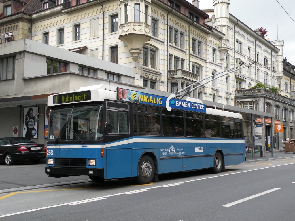 Hess Trolleybus mit der Betriebsnummer 258 an der Haltestelle Kantonalbank auf der Linie 4. Die Aufnahme stammt vom 04.05.2010.