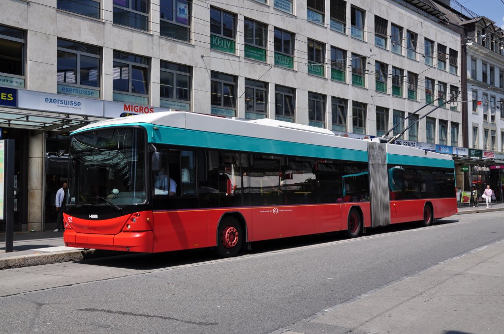 Hess Trolleybus mit der Betriebsnummer 52 auf der Linie 4 in der Arbergstrasse in Biel. Die Aufnahme stammt vom 24.05.2012.