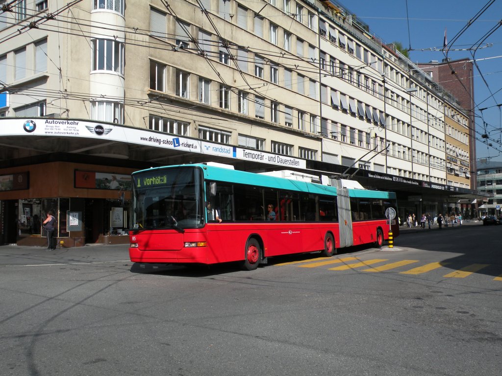 Hess Trolleybus mit der Betriebsnummer 85 am Bahnhof von Biel. Die Aufnahme stammt vom 29.09.2009.