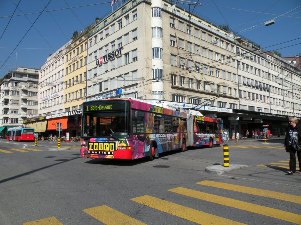 Hess Trolleybus mit der Betriebsnummer 90 und der Metro Boutique Werbung am Bahnhof von Biel. Die Aufnahme stammt vom 29.09.2009.