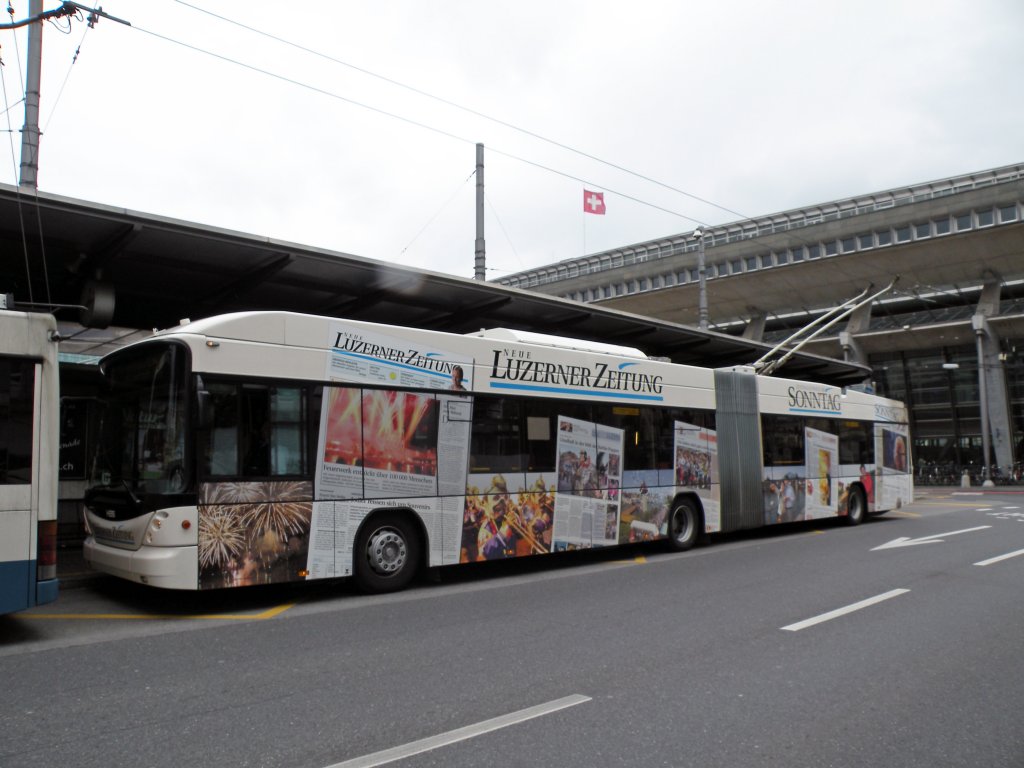 Hess Trolleybus mit der Vollwerbung fr die Luzerner Zeitung wartet am Bahnhof Luzern auf seine Abfahrtszeit. Die Aufnahme stammt vom 04.05.2010.