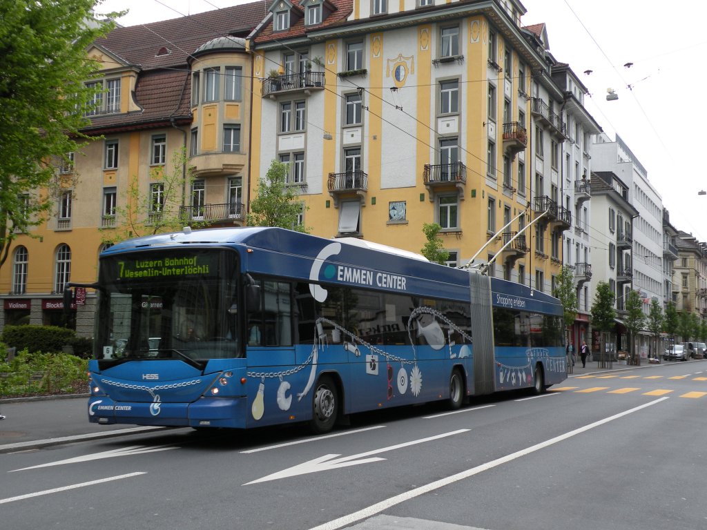 Hess Trolleybus mit der Vollwerbung fr den Emmen Center unterwegs auf der Linie 7 in der Pilatusstrasse.