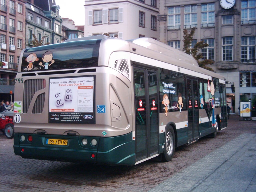 Heuliez GX 327 mit der Wagennumer 795 in Strasbourg bei einer Ausstellung am Kleber-Platz.