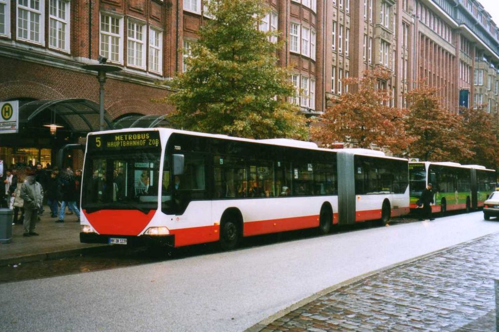 HHA 7233, ein Mercedes Citaro O530 G, aufgenommen im November 2002 in Hamburg auf der Mnckebergstrasse.