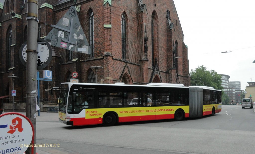 HHA 7913 am 27.6.2012 auf der Metrobus-Linie 6 biem Einbiegen von der Bergstr. in die Mnckebergstr.