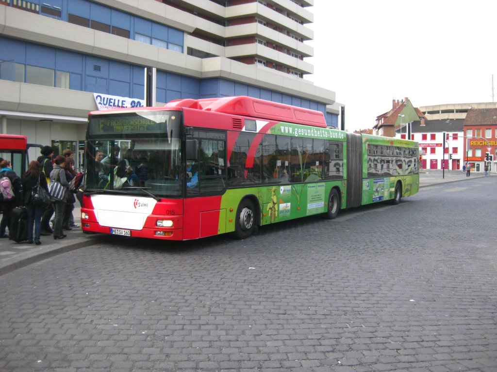 HI-SV 160 (Stadtverkehr Hildesheim GmbH) mit der Hildesheimer Variante des  Gesundheitsbus  am 19.04.2010 am ZOB in Hildesheim. 