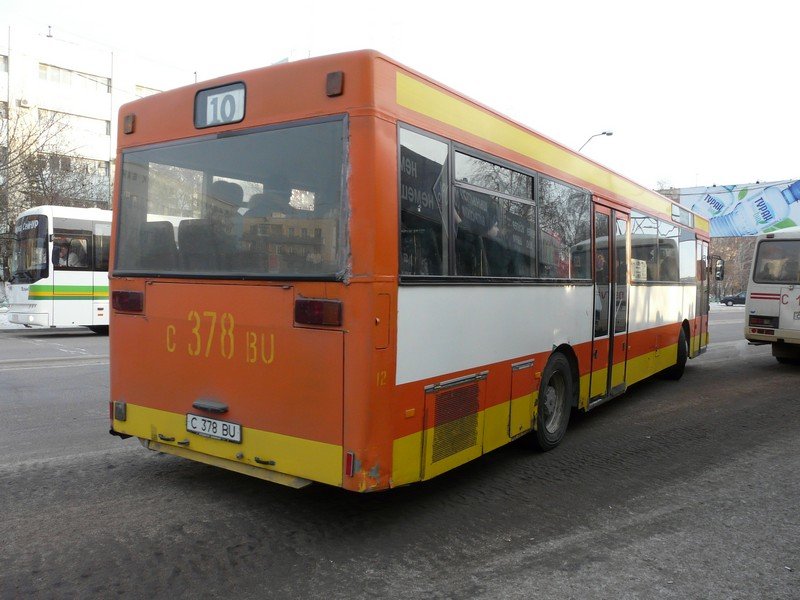 Hier der Bus schrg von hinten, welcher in Kasachstan noch immer mit der Anzeige  Drscheid - Kaub  herum fhrt.