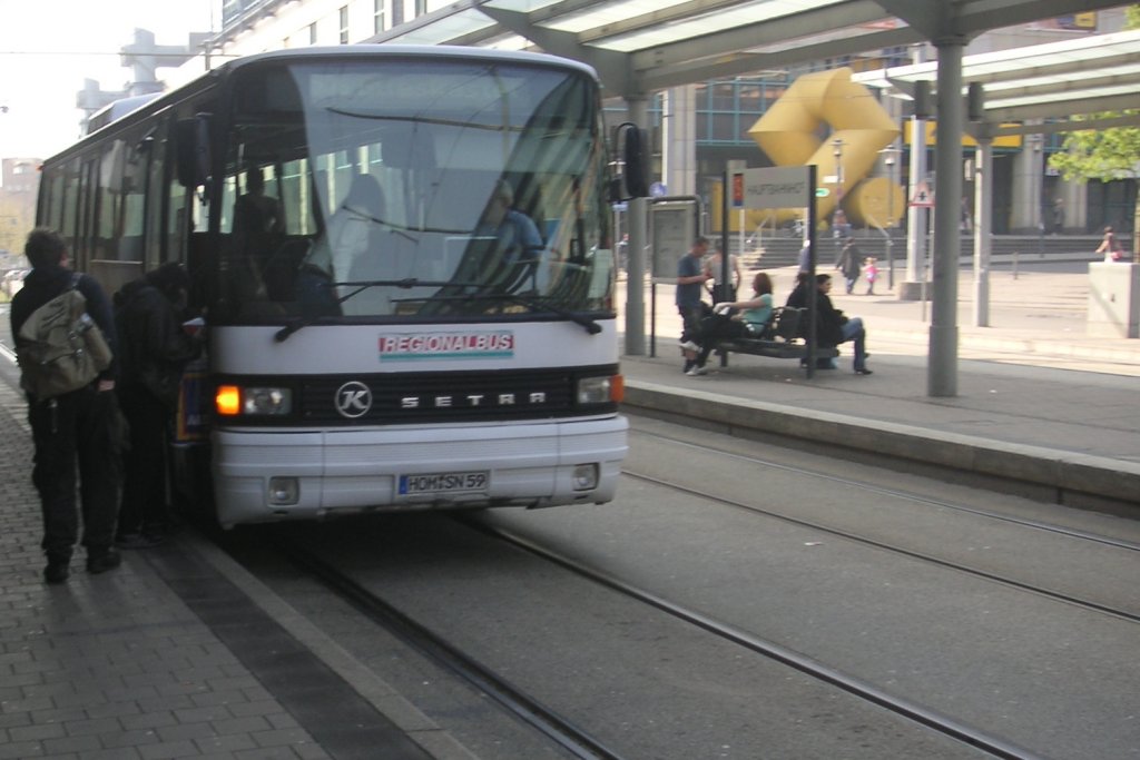 

Hier ist ein lterer Setra Bus zu sehen. Die Aufnahme habe ich an der Haltestelle Saarbrcken Hauptbahnhof am 19.04.2010 gemacht.












