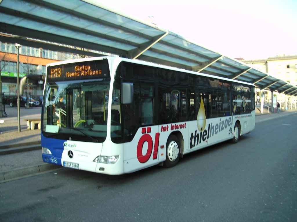 Hier ist ein Citaro Bus mit neuer Werbung zu sehen. Die Aufnahme des Photos war am 30.03.2010.Der Bus trgt Werbung einer Internet l Bestell Firma.