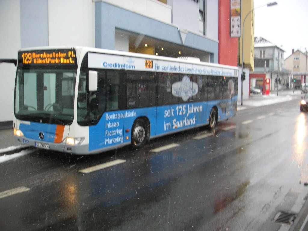 Hier ist ein Citaro von Saarbahn und Bus zu sehen. Das Foto habe ich am 29.01.2010 auf dem Saarbrcker-Rastfuhl gemacht. Leider fehlt ein Stck vom Spiegel. Der Bus trgt Werbung eines Saarbrcker Inkasso Unternehmens. Die Werbung ist erst seit kurzem auf dem Bus zu sehen.Leider ist auch der Schneefall auf dem Bild zu sehen.