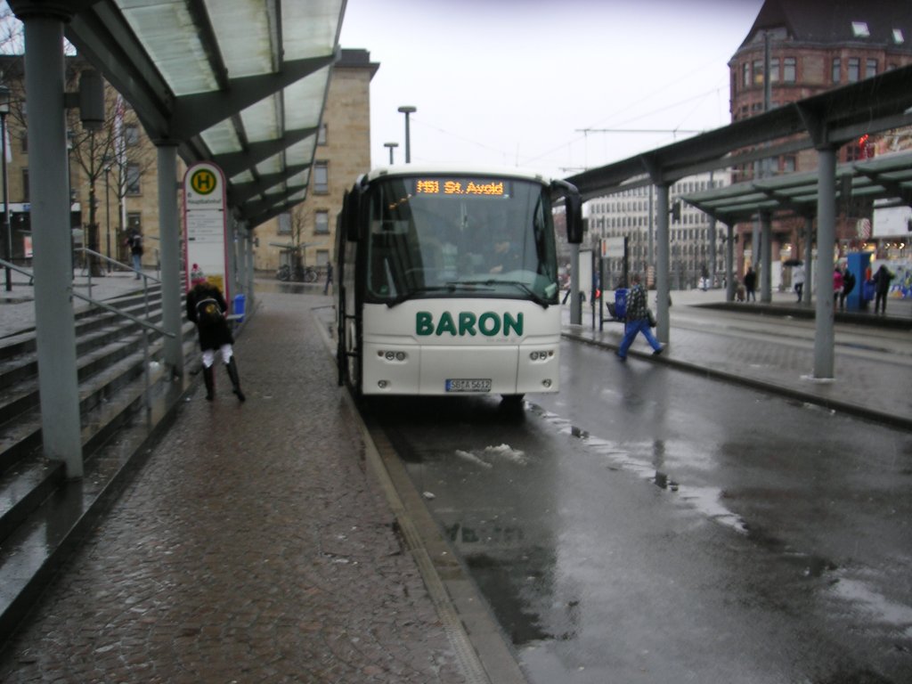 Hier ist ein Fahrzeug der Firma Baron-Reisen zu sehen. Das Foto habe ich am 30.01.2010 in Saarbrcken am Hauptbahnhof gemacht.