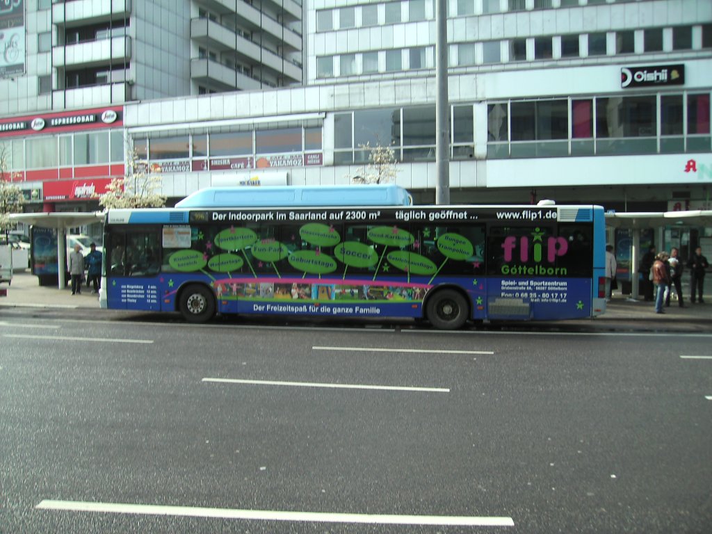 Hier ist ein MAN Bus zu sehen. Dies sind zur Zeit die zweit ltesten Busse die noch fr Saarbahn und Bus fahren. Die Aufnahme des Fotos war am 14.04.2010.






