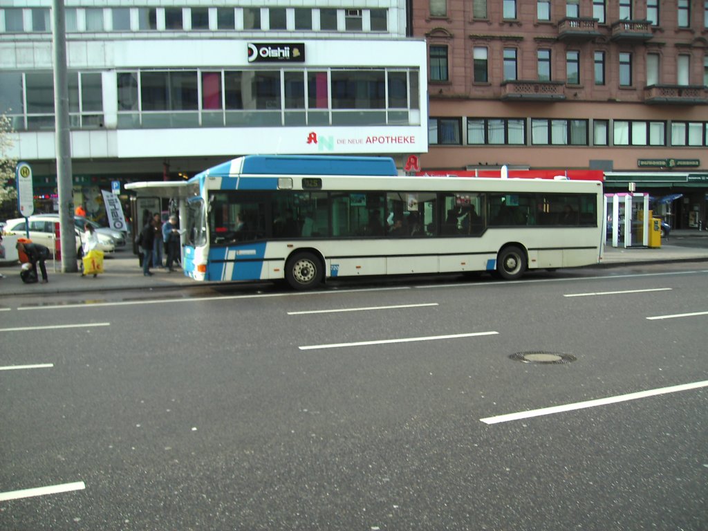 Hier ist ein MAN Bus zu sehen. Dies sind zur Zeit die ltesten Busse die noch fr Saarbahn und Bus fahren. Die Aufnahme des Fotos war am 14.04.2010.







