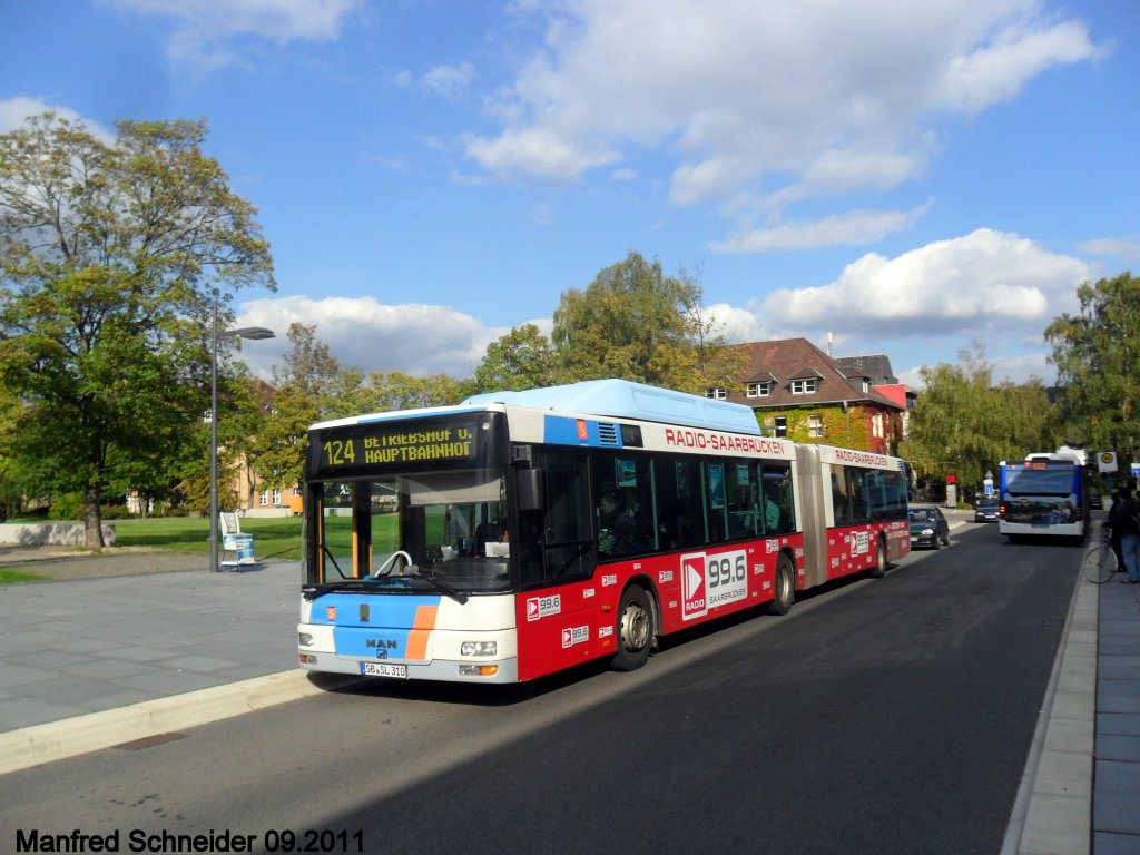Hier ist ein MAN Gelenkbus von Saarbahn und Bus zu sehen. Das Bild habe ich am 22.09.2011 auf dem Gelnde der Universitt des Saarlandes gemacht.