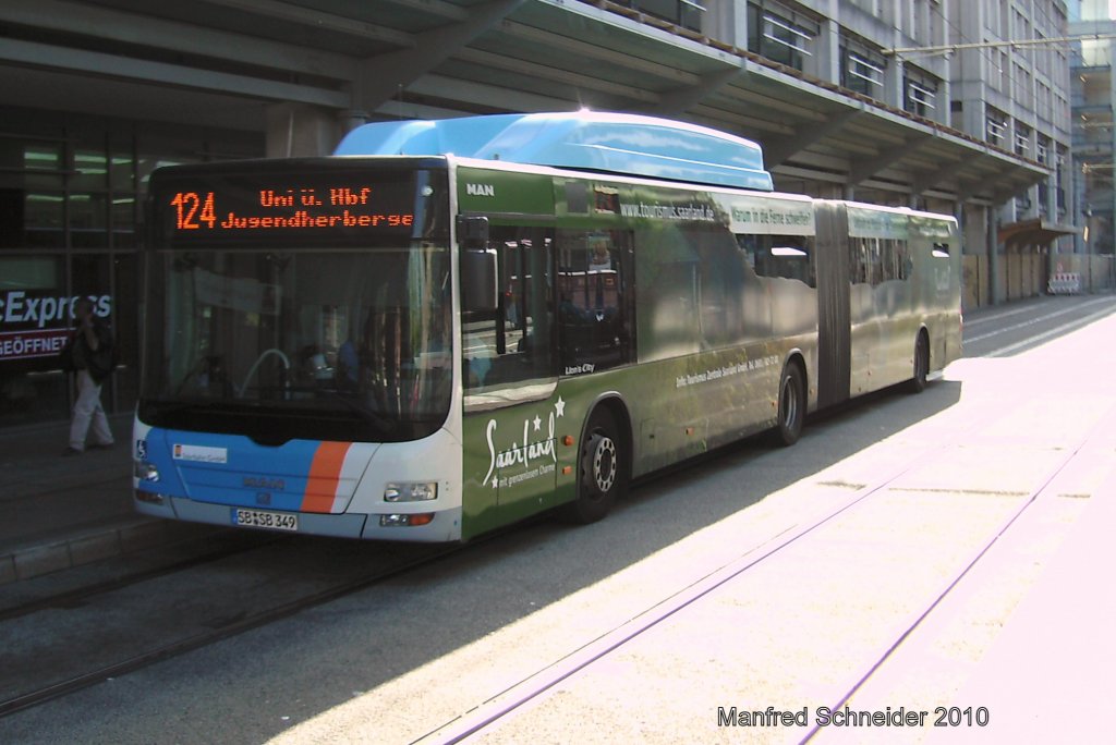 Hier ist ein MAN Lions City zu sehen. Der Bus trgt Werbung fr das Saarland. Die Aufnahme des Foto war am 16.07.2010 in Saarbrcken.