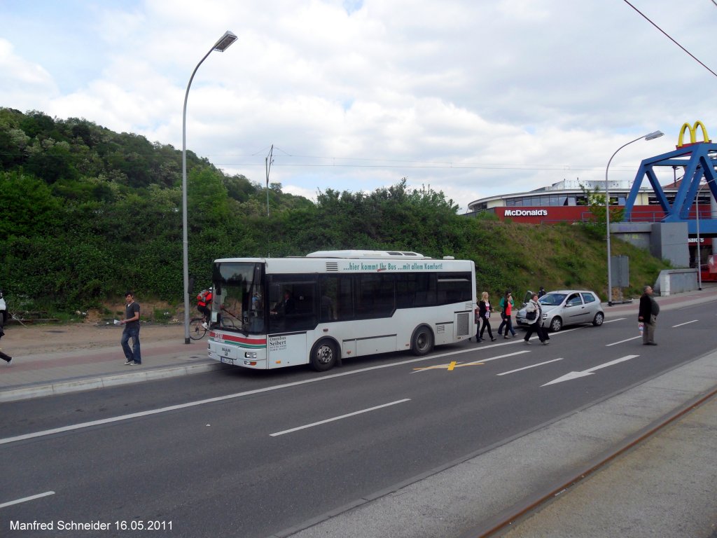 Hier ist ein MAN Middi Bus zu sehen. Der Bus gehrte mal Saar-Pfalz-Bus, und wurde von der Firma Seibert Reisen  gekauft. Das Foto habe ich am 02.05.2011 am Saarbrcker Rmerkastell gemacht.