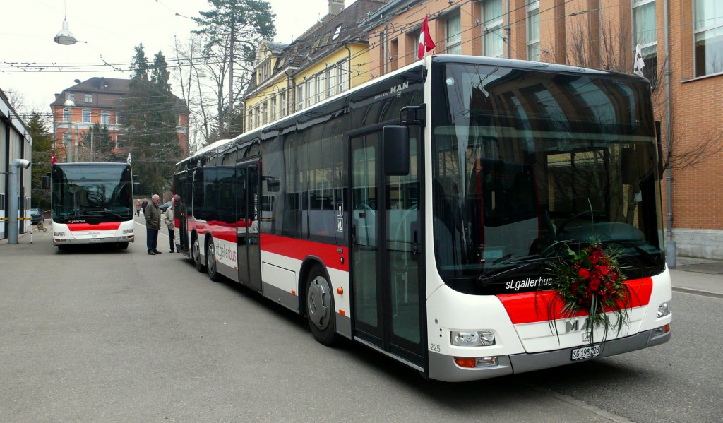 Hier ist der Ersatz für die letzte 4 NAW-Hessbusse.
MAN Lions City 225 (3-Achser) beim Busdepot der VBSG am Tag der offene Tür 
06.04 2013. Diese Buss fahren jetzt vorwiegend auf die Linien 2/8-