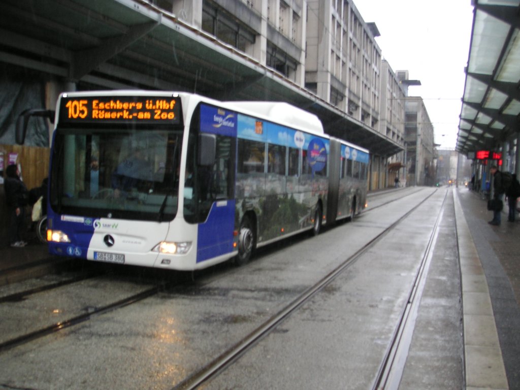 Hier ist der neue Citaro-Erdgasbus von vorn zu sehen. Leider war an diesem Tag das Wetter nicht so gut. Das Foto habe ich am 30.01.2010 in Saarbrcken am Hauptbahnhof gemacht.