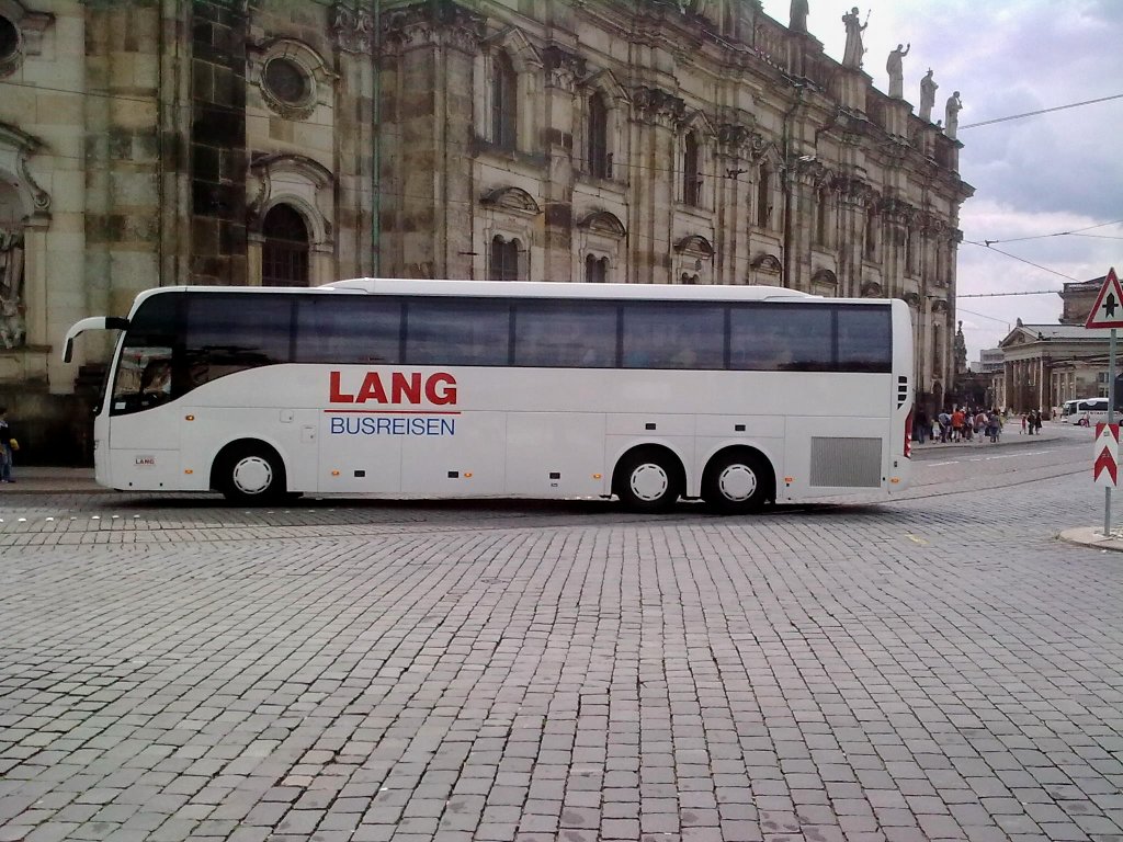 Hier nochmals der Volvo 9900(?) der Fa. Lang. Immernoch auf dem Theaterplatz in Dresden, im Hintergrund ist die Hofkirche zu sehen.
