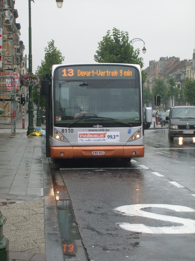 Hier steht am 07.09. ein VanHool Bus der Stadtwerke Brssel an der Station Simonis. Was ich sehr hilfreich finde, ist dass der Bus die Zeit bis zur Abfahrt anzeigt.