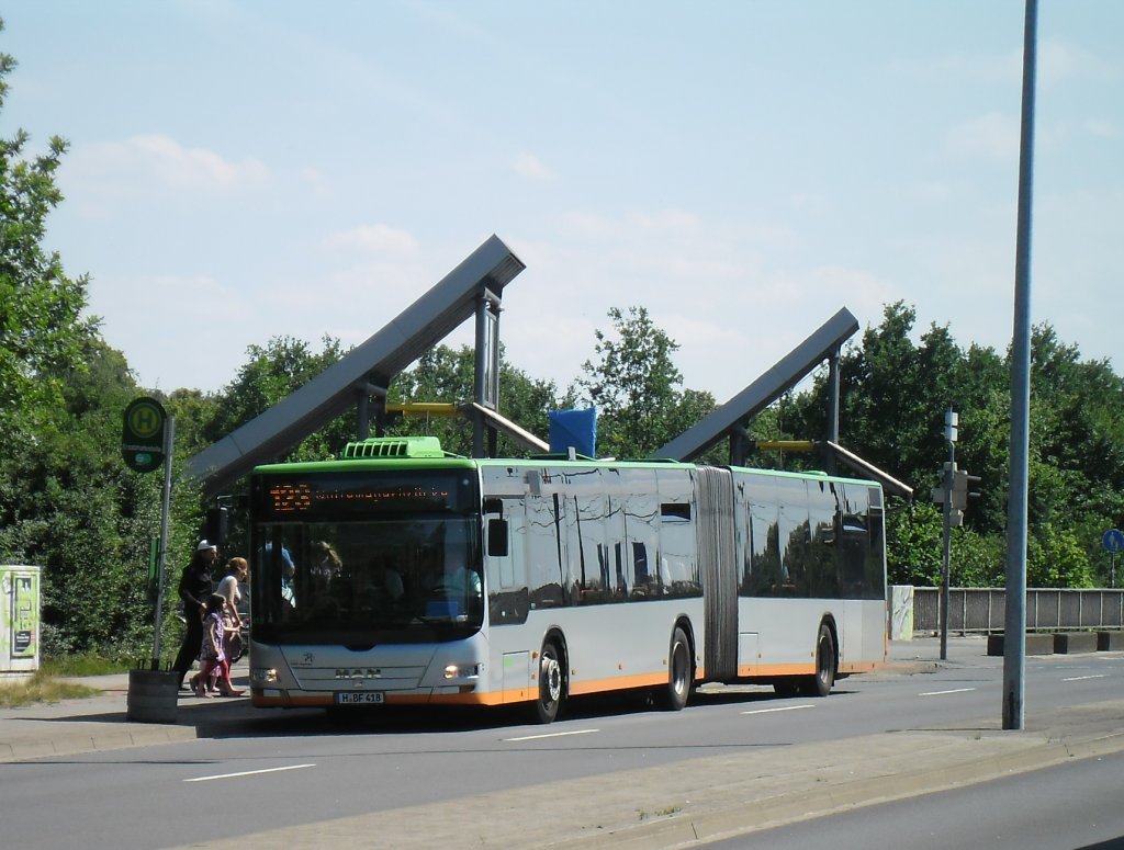 Hier ist der Wagen 8414, von Typ MAN Lion´s City an der Haltestelle Bahnhof Karl-Wiechert-Allee in Hannover.