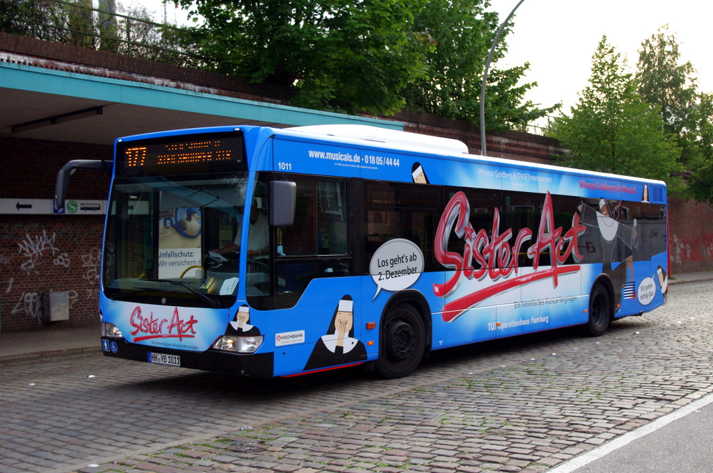 Hochbahn 1011 am 13.August 2010 mit seiner neuen Werbung fr das Musical Sister Act auf der Busanlage U/S Barmbek