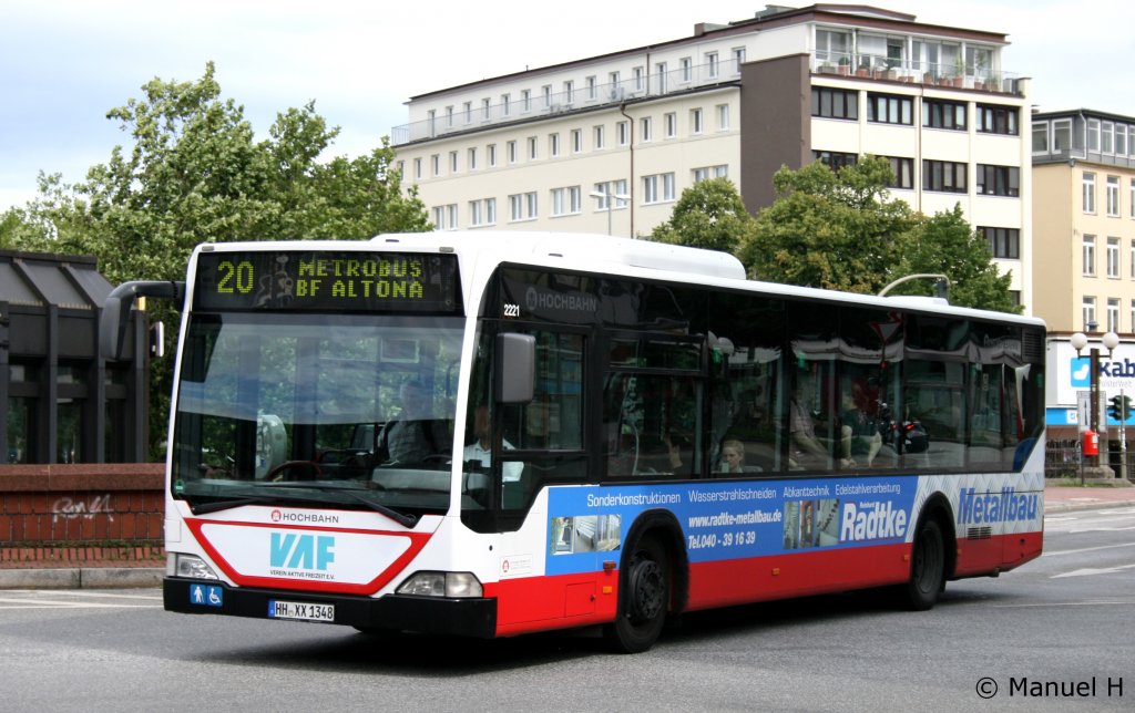 Hochbahn 2221 (HH XX 1348) macht Werbung fr Metallbau Radtke.
Aufgenommen am ZOB Altona, 21.8.2010. 