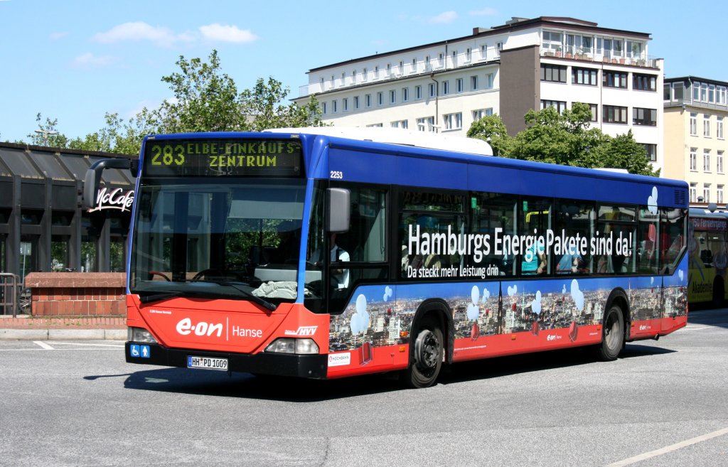 Hochbahn 2253 (HH PD 1009) mit Werbung fr E.on Hanse.
Hamburg Altona Bahnhof, 17.6.2010.