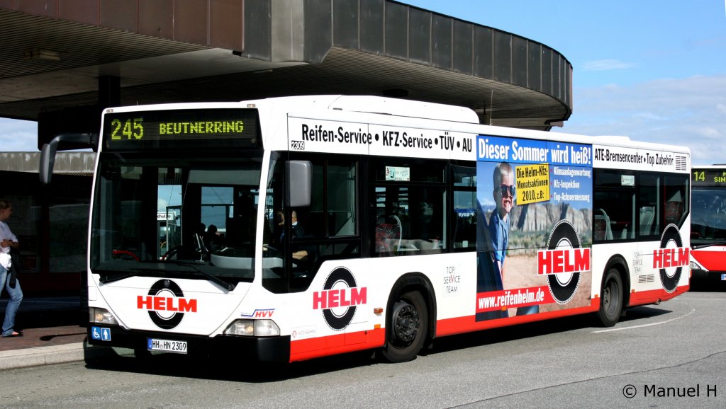 Hochbahn 2309 (HH HN 2309) mit Werbung fr Reifen Helm.
Aufgenommen am ZOB Harburg, 21.8.2010.